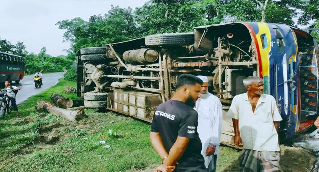 পাকুন্দিয়ায় বাস উল্টে আহত ৮