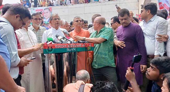 সব চ্যালেঞ্জ মোকাবিলা করে দেশে গণতন্ত্র সুপ্রতিষ্ঠা করা হবে : মির্জা ফখরুল
