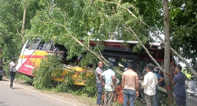 গোপালগঞ্জে বাস-ট্রাকের সংঘর্ষে নিহত বেড়ে ৬