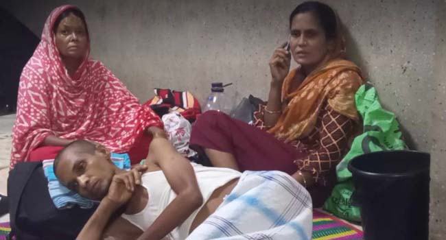 কর্মবিরতিতে ঢাকা মেডিক্যালের চিকিৎসক-নার্স, অসহায় রোগীর স্বজনরা