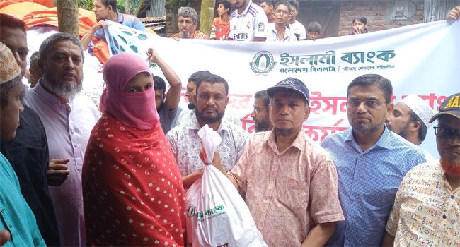 বুড়িচংয়ে বন্যায় ক্ষতিগ্রস্তদের মাঝে ইসলামী ব্যাংকের ত্রাণ বিতরণ