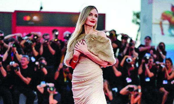 অ্যাঞ্জেলিনা জোলিতে মুখর ভেনিস উৎসব