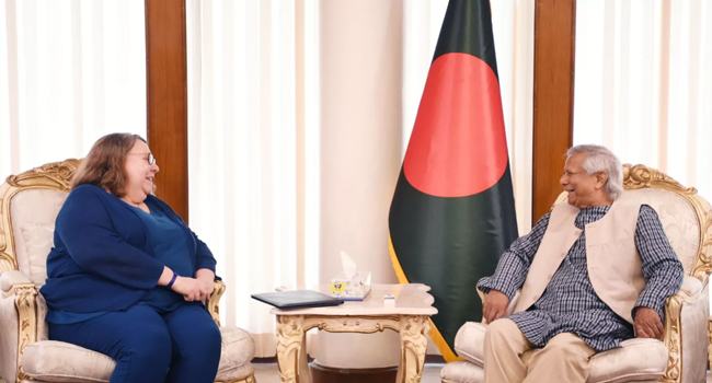 প্রধান উপদেষ্টার সাথে মার্কিন দূতাবাসের চার্জ দ্য অ্যাফেয়ার্স হেলেনের সাক্ষাৎ