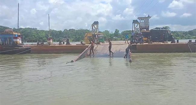 কর্ণফুলিতে তীব্র স্রোত : চন্দ্রঘোনা-রাইখালী নৌরুটে ফেরি চলাচল বন্ধ