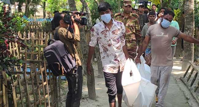 আন্দোলনে নিহত সবজি বিক্রেতা সাজ্জাদের লাশ ময়নাতদন্তের জন্য উত্তোলন