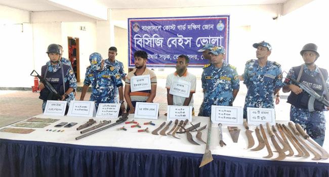 ভোলায় বিপুল পরিমাণ দেশীয় অস্ত্রসহ ২ জলদস্যু আটক