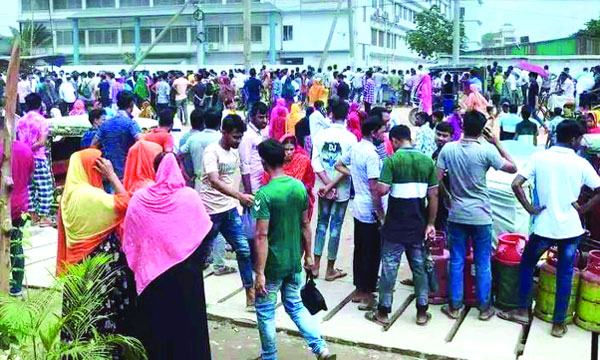 টঙ্গীতে বিভিন্ন কারখানায় বহিরাগতদের হামলা ভাঙচুর ১১ কারখানায় ছুটি
