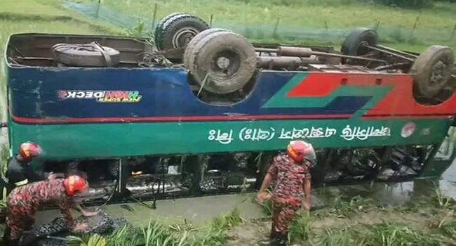 হোসেনপুরে নিয়ন্ত্রণ হারিয়ে বাস খাদে, আহত ২৫