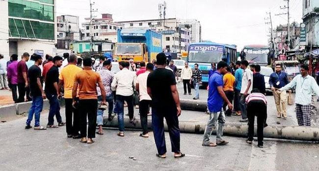 গাজীপুরে শ্রমিক বিক্ষোভ, মহাসড়ক অবরোধ : এএসপিসহ আহত ১৩