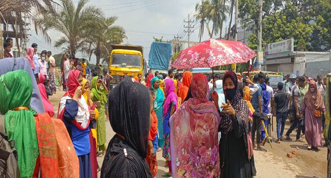 আশুলিয়ায় শ্রমিকদের বিক্ষোভে ৭০টি কারখানায় ছুটি ঘোষণা
