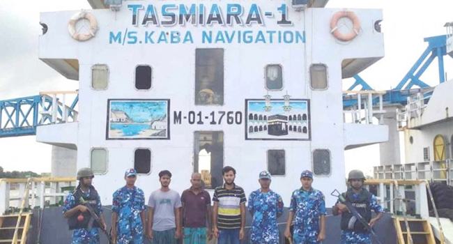 চাঁদাবাজদের হাতে পণবন্দী জাহাজের ৩ নাবিক ফতুল্লা থেকে উদ্ধার