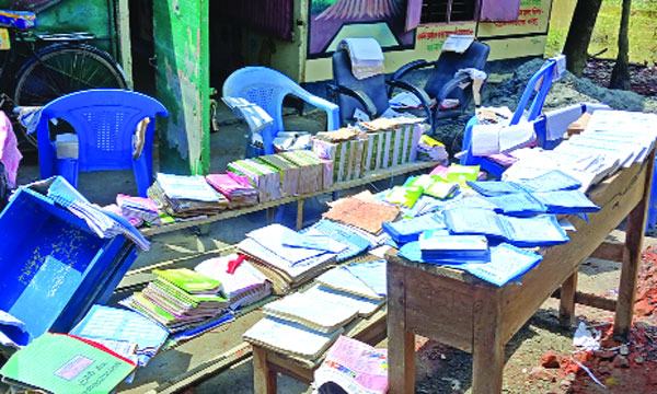 ফেনীতে বন্যার পানিতে ডুবে নষ্ট কাগজপত্র