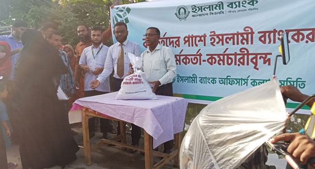 নোয়াখালীতে ইসলামী ব্যাংকের ত্রাণ সামগ্রী বিতরণ