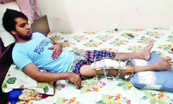 অর্থাভাবে চিকিৎসা হচ্ছে না গুলিবিদ্ধ সৌরভের