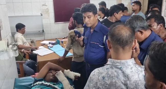 গাংনীতে বোমা মেরে কুপিয়ে টাকা-মোটরসাইকেল ছিনতাই, আহত ২
