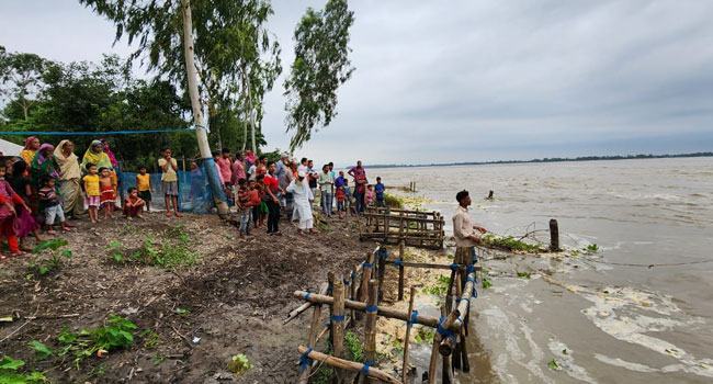 ঝুঁকিপূর্ণ বন্যা নিয়ন্ত্রণ বাঁধ, ভাঙন আতঙ্কে ৩০ হাজার পরিবার