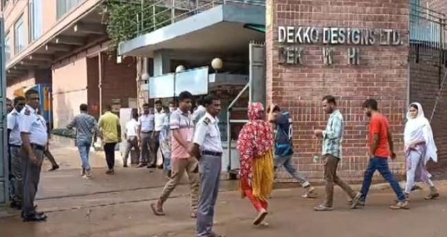 আশুলিয়ায় পোশাক কারখানার শ্রমিকরা কাজে ফিরেছেন