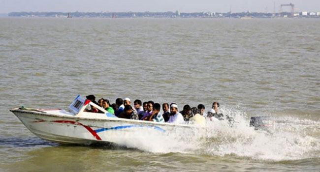 গলাচিপা-রাঙ্গাবালীতে জীবনের ঝুঁকি নিয়ে স্পীড বোটে যাত্রী পারাপার