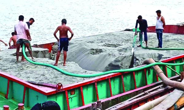 সিরাজদিখানে ড্রেজিংয়ের রমরমা বাণিজ্য