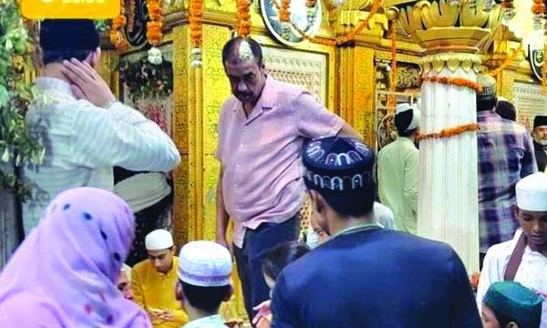 নিজাম উদ্দিন আউলিয়ার মাজারে শামীম ওসমান