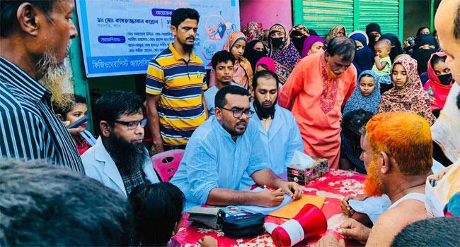বন্যাদুর্গতদের মাঝে চিকিৎসা সেবা দিয়ে যাচ্ছেন ছাত্রদলের আউয়াল