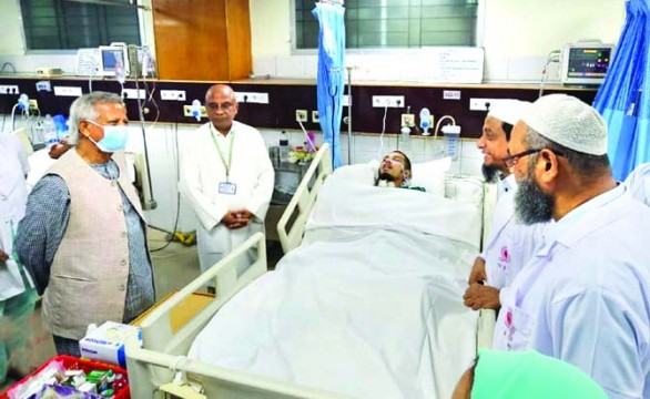 গণ-আন্দোলনে আহতদের দেখতে নিউরোসায়েন্সেস হাসপাতালে ড. ইউনূস