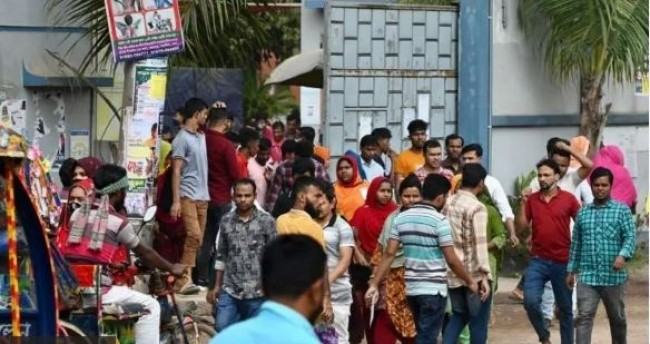 আশুলিয়ার গার্মেন্টস খুলেছে, কিছু কারখানা থেকে বেরিয়ে যাচ্ছে শ্রমিকেরা