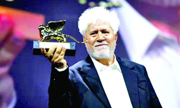 আলমোদোভারের হাতে গোল্ডেন লায়ন
