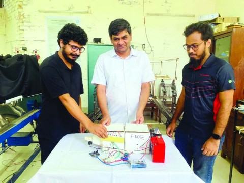 আমের ঘ্রাণ থেকে মিষ্টতা শনাক্তে ‘ই-নোজ’ প্রযুক্তি উদ্ভাবন