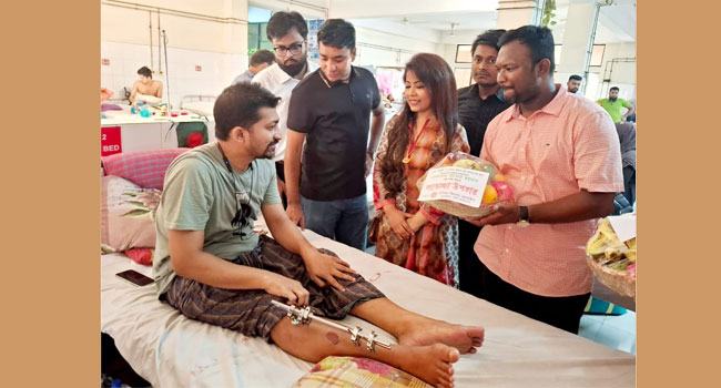 বৈষম্যবিরোধী আন্দোলনে আহতদের কাছে তারেক রহমানের উপহার পৌছে দিলো অর্পণ বাংলাদেশ