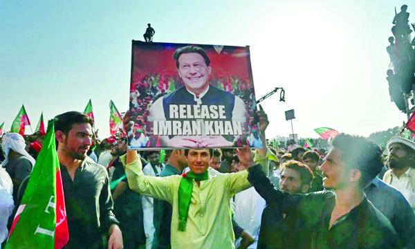 ইমরান খানকে মুক্তি দিতে ২ সপ্তাহের আলটিমেটাম
