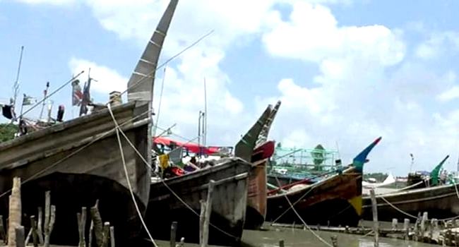 বঙ্গোপসাগর উত্তাল : নিরাপদ আশ্রয়ে মাছধরা ট্রলারগুলো