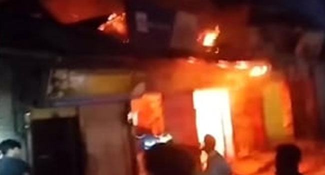 ভোলার কুঞ্জের হাটে অগ্নিকাণ্ডে নয়টি দোকান পুড়ে গেছে