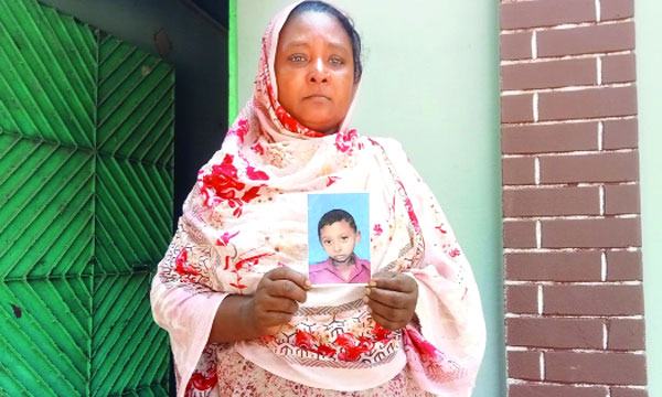 ছবি বুকে নিয়ে এখনো অপেক্ষায় মা রুবিনা বেগম