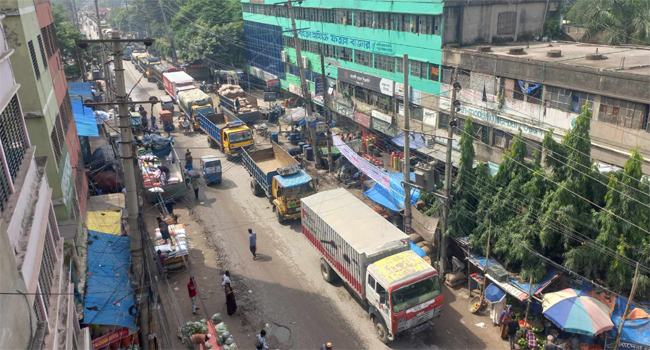 ট্রাকশ্রমিকদের মারধরের জেরে ঢাকা-নারায়ণগঞ্জ পাগলা সড়ক অবরোধ