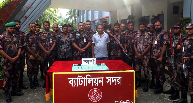 মেহেরপুরে বাসে তল্লাশি চালিয়ে ২৫টি স্বর্ণের বারসহ আটক ২