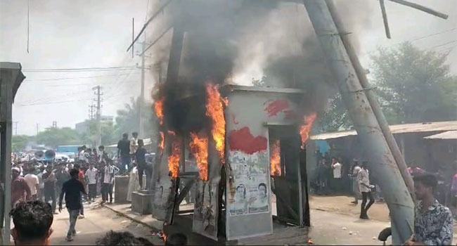 সাভারে টোল বন্ধের দাবিতে ভাঙচুর-অগ্নিসংযোগ