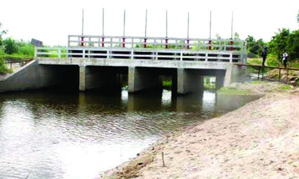 পঞ্চগড়ে সংযোগ সড়ক ভেঙে ৬ গ্রামবাসীর দুর্ভোগ