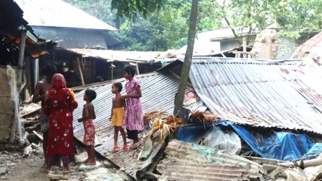 ‘পেটে ভাত দেবো, না ঘর মেরামত করবো’