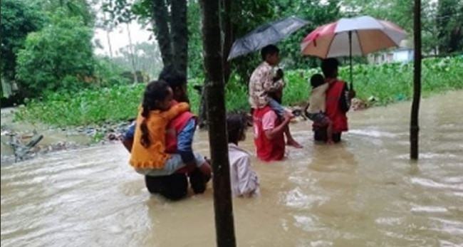 উখিয়ায় পানিবন্দী মানুষের কষ্টের শেষ নেই