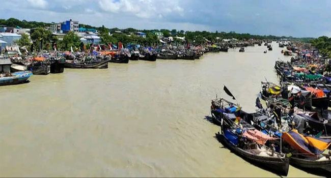 বৈরী আবহাওয়ায় বিপাকে উপকূলের জেলেরা