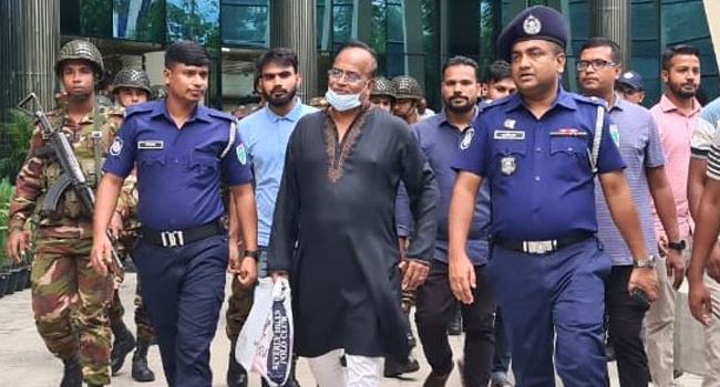 ভারতে পালানোর সময় ডিএসসিসির কাউন্সিলর সিরাজ গ্রেফতার
