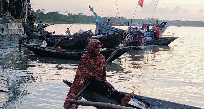 ভোলার ৪ রুটে লঞ্চ চলাচল বন্ধ, ট্রলারডুবি ৩