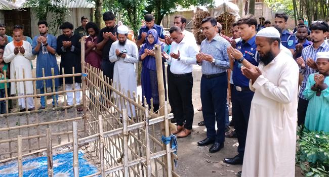 ছাত্র আন্দোলনে নিহত হাফেজ নাঈমের কবর জিয়ারত করলেন নীলফামারীর নতুন ডিসি