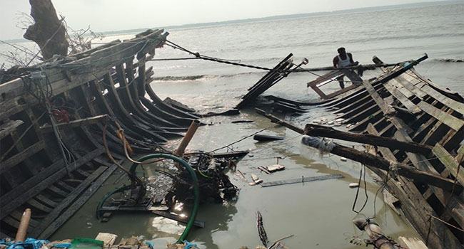 গভীর সাগরে বাঁশখালীর ৪ মাছ ধরা ট্রলার ক্ষতিগ্রস্ত, মৃত্যু ৩