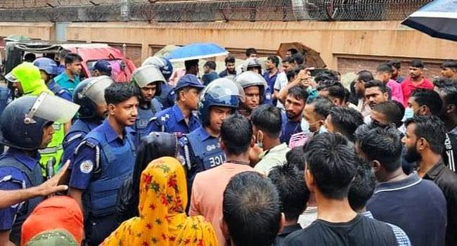 গাজীপুরে বকেয়া বেতনের দাবিতে শ্রমিকদের বিক্ষোভ