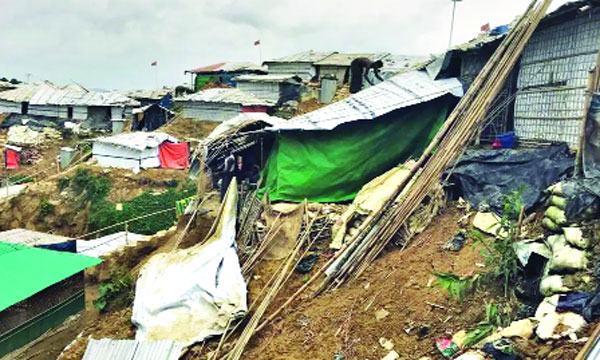 কক্সবাজারে স্থানীয় ও রোহিঙ্গা ক্যাম্পে পাহাড় ধসে মৃতের সংখ্যা বেড়ে ২৭