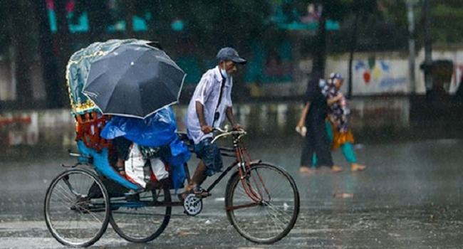 ঢাকায় গুঁড়ি গুঁড়ি বৃষ্টি আর ঝড়ো বাতাস