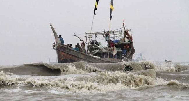 হাতিয়ায় ট্রলারডুবি : ২২ জেলেকে জীবিত উদ্ধার