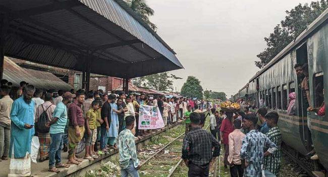 ত্রিশালে স্টপেজের দাবিতে রেলপথ অবরোধ, আড়াই ঘণ্টা পর সচল